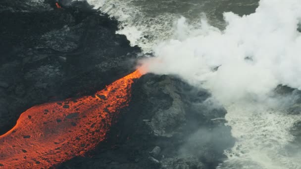 Letecký pohled horká láva oceán pára stoupá Havaj — Stock video