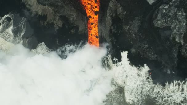 Luchtfoto rood heet magma oceaan stoom stijgende — Stockvideo