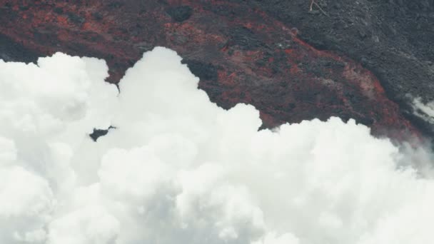 Río aéreo de lava volcánica activa que fluye mar — Vídeos de Stock