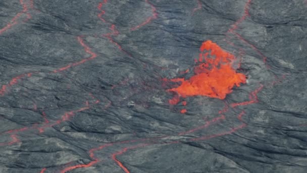 Повітряна вибухова розплавлена лава, що вивергається з виверження вулкана — стокове відео