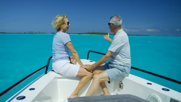 Kochający kaukascy starsi podróżnicy pływający na jachcie Bahamy — Wideo stockowe