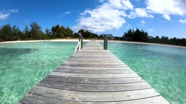 Molo sulla lussuosa spiaggia tropicale caraibica Bahamas — Video Stock