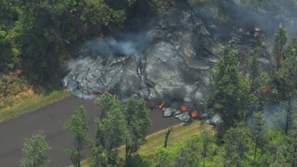 Heiße Lava zerstört Straßen auf Kilauea Hawaii — Stockvideo