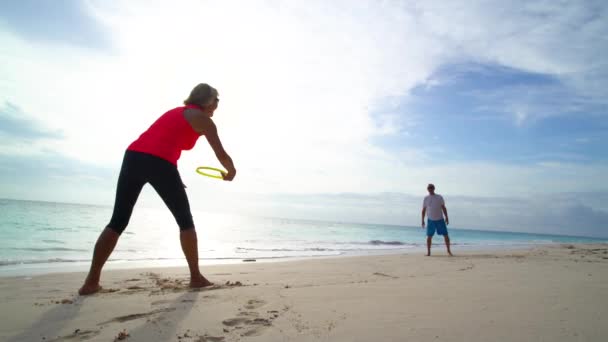 Fit Kavkazské senioři hrát frisbee na pláži Bahamy — Stock video