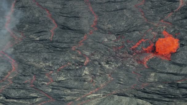 Flygburen explosiv smält lava som spyr från vulkanutbrott — Stockvideo