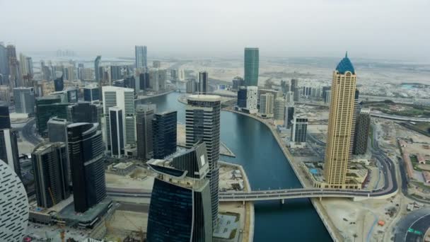 Luchtfoto uitzicht op de stad Downtown wolkenkrabbers Business Bay Verenigde Arabische Emiraten — Stockvideo