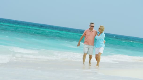 Сердечне подружжя старших осіб відпочиває на пляжних канікулах. — стокове відео