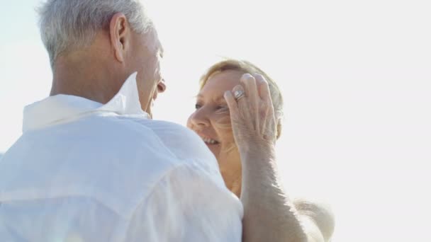 Любляча старша пара танцює на пляжних канікулах. — стокове відео