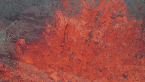 Vulcão ativo magma quente vermelho fervente da vista aérea — Vídeo de Stock