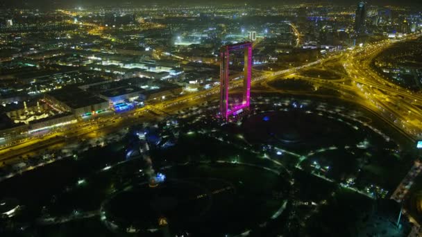 Luchtfoto verlicht uitzicht Dubai Frame Zabeel Park Verenigde Arabische Emiraten — Stockvideo