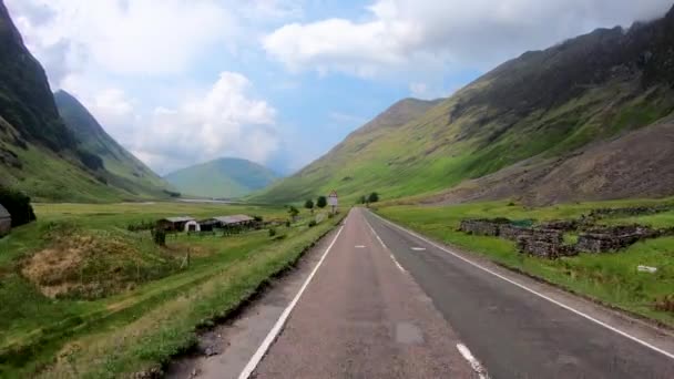 POV pohon zemědělské půdy dálnice A82 Glencoe hory — Stock video