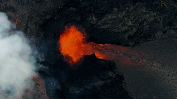 Vista aérea de lava hirviendo roja caliente natural — Vídeo de stock