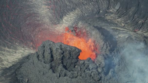 Letecký pohled červené horké magma z zemské kůry — Stock video