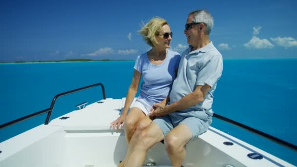 Kochający mężczyźni i kobiety seniorzy na żaglówce Bahamy — Wideo stockowe