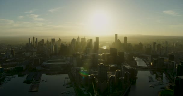 Légi napkelte kilátás Docklands és Melbourne város városképe — Stock videók