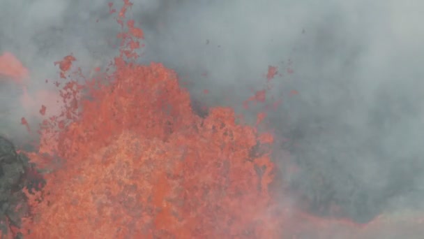 Vzdušný pohled horká roztavená láva vybuchující ze sopky — Stock video