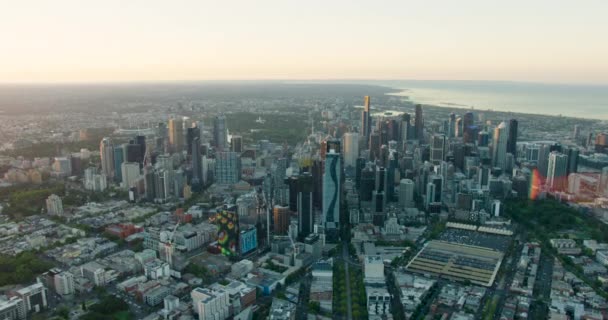Vista aérea sobre arranha-céus CBD Melbourne ao nascer do sol — Vídeo de Stock