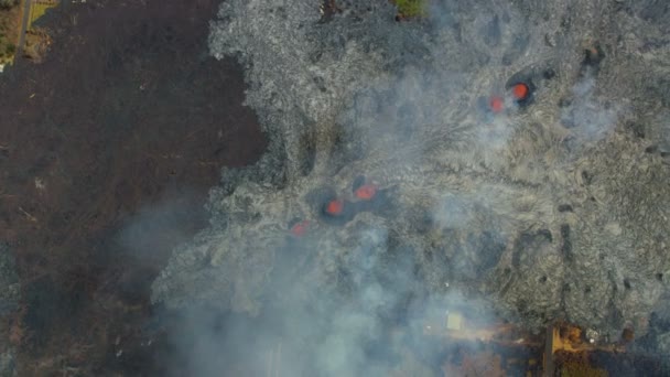 Offene Risse Vulkanische Lava zerstört Landschaft aus der Luft — Stockvideo