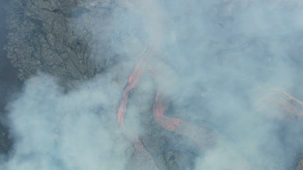 Luchtfoto van de vulkanische gloeiende vloeistof die stroomt — Stockvideo