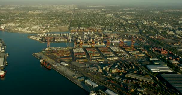Luchtfoto zonsopgang bekijken Coode Island container opslag Melbourne — Stockvideo