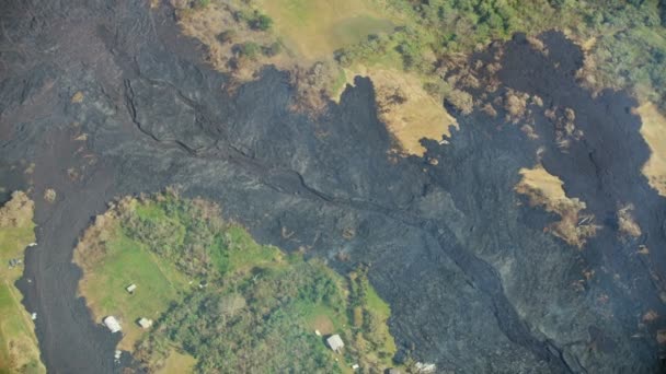 Vista aérea enfriamiento de lava volcánica que fluye desde el volcán — Vídeos de Stock