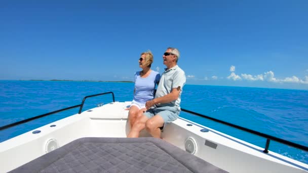 Aktivní senior cestující plachtění na luxusní jachtě Bahamy — Stock video