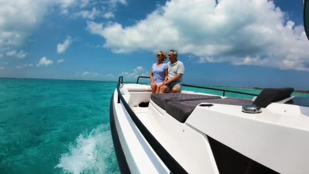 Szerető nyugdíjas feleség és férj a Bahamákon — Stock videók