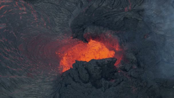 Vista aérea roca de lava caliente que se forma en el aterrizaje — Vídeo de stock