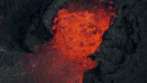 Vista aerea bollente rosso caldo magma vulcano attivo — Video Stock