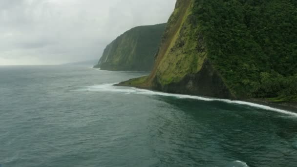Vista aérea Acantilados jurásicos Océano Pacífico costa Hawaii — Vídeo de stock