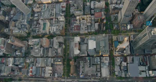 Gün batımındaki hava manzarası aydınlatılmış binalar Melbourne CBD — Stok video