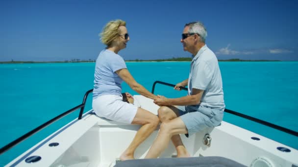 在帆船上的一对成熟夫妇在巴哈马玩得很开心 — 图库视频影像