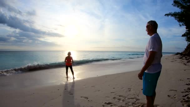 Silhuett av seniorer som spelar Frisbee vid solnedgången Bahamas — Stockvideo