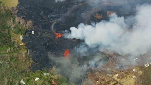 Havadan görüşlü çatlak sıcak volkanik lav aktivitesi Hawaii — Stok video