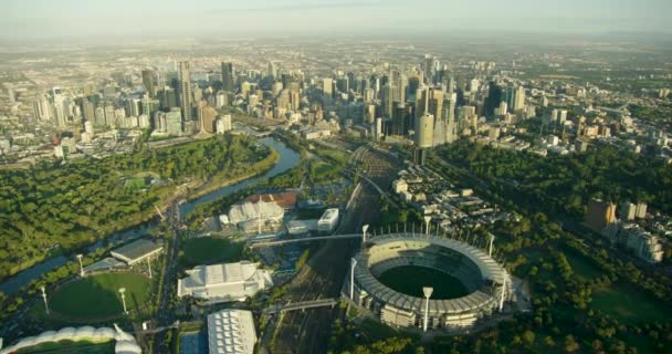 Letecký pohled na východ slunce mrakodrapy Melbourne CBD panorama — Stock video