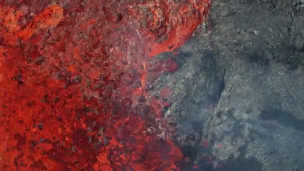 Fontänen natürlicher glühender Lava aus der Luft — Stockvideo