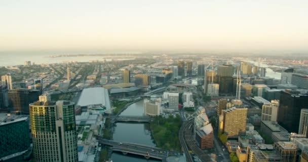 Letecký pohled při východu slunce Yarra River Melbourne CBD — Stock video