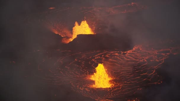 喷发红色热岩浆的活火山空中 — 图库视频影像