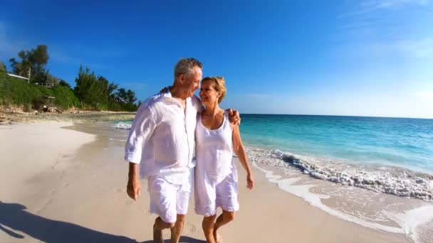 ビーチで散歩を楽しむ幸せな成熟したカップルバハマ — ストック動画