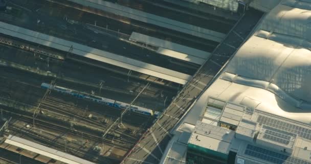 Zug aus der Luft beim Eintreffen im Bahnhof Southern Cross Melbourne — Stockvideo