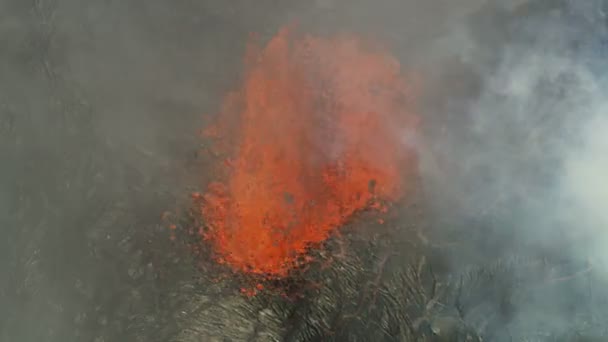 Воздух активного вулкана, извергающегося красной горячей магмой — стоковое видео