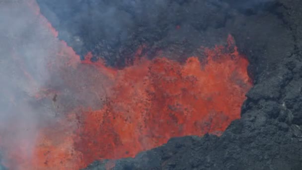 Vista aérea de fissuras em erupção rocha de lava líquida — Vídeo de Stock