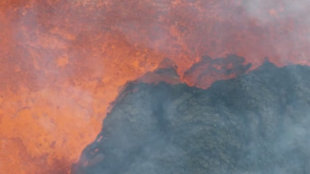 Luchtfoto van de actieve vulkaan die giftige gassen uitbarst — Stockvideo