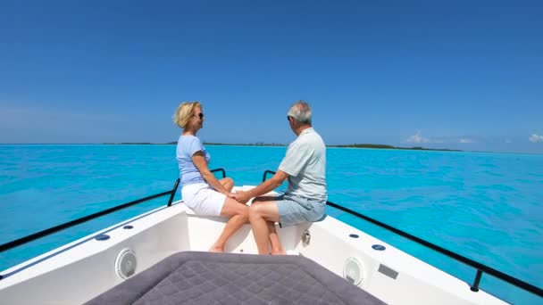 Mayores caucásicos navegando en velero de lujo Bahamas — Vídeos de Stock
