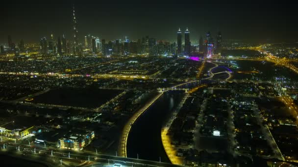 Luchtfoto 's verlicht uitzicht Dubai Canal Tolerance Bridge — Stockvideo