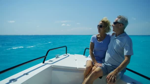 Idosos saudáveis navegando em barco de luxo Bahamas — Vídeo de Stock