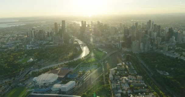 Aerial zachód słońca widok miasta drapacze chmur Melbourne CBD panorama — Wideo stockowe