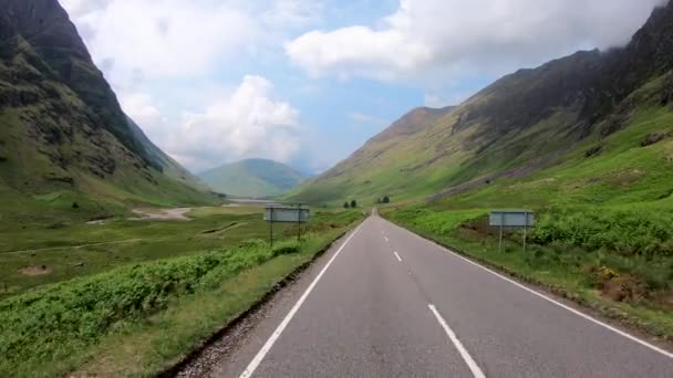 POV condução Glencoe montanhas rio Coe Terras Altas escocesas — Vídeo de Stock