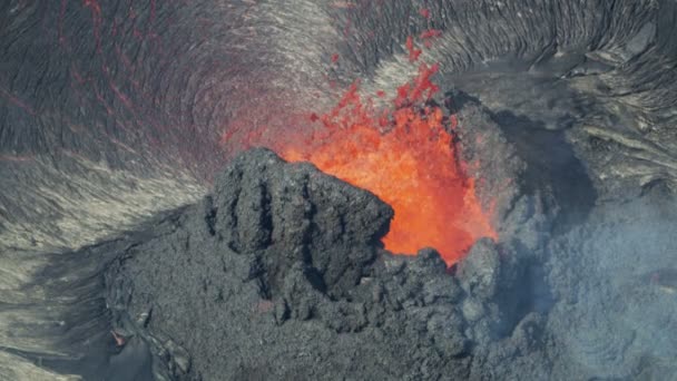 Vista aérea de erupción de roca de lava líquida caliente — Vídeos de Stock