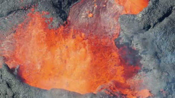 Фонтаны с видом с воздуха из натуральной красной горячей лавы — стоковое видео